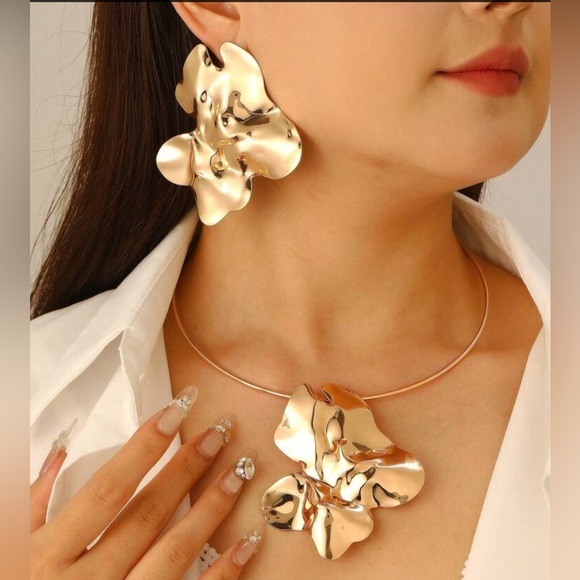 ✨NEW✨ Gold Floral Flower Statement Earrings and Necklace Set - Picture 1 of 9